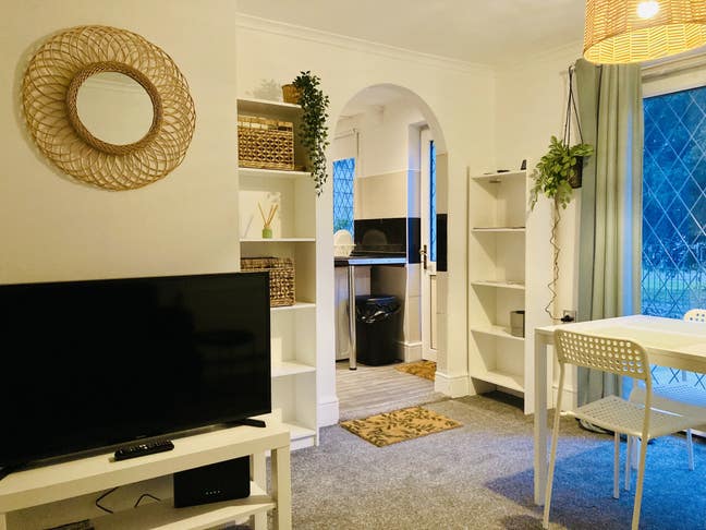 Lovely room with additional office in quiet house. Main Photo