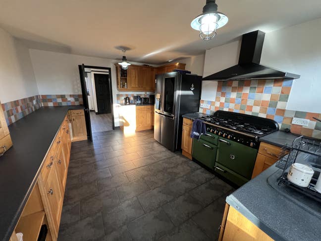 Single room in a family friendly home  Main Photo