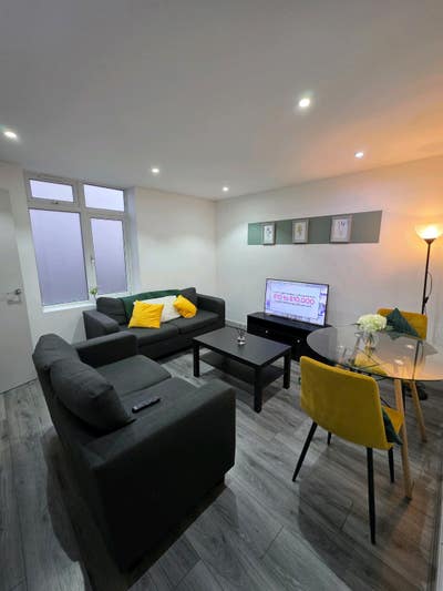 Cosy Double Room in Clean, Modern Home Main Photo