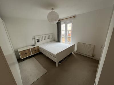 Bright double room with en-suite in two bed house Main Photo