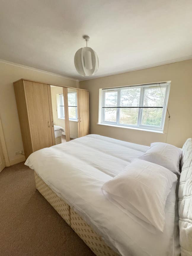 Bright Clean Double Room Available in a House 🏡 Main Photo