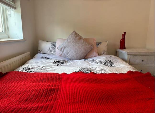 Small Super Clean Double Room in a clean house Main Photo