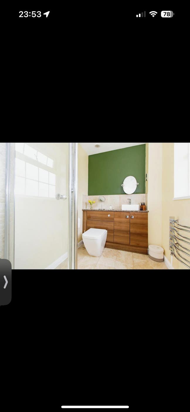 Lux Ensuit in quiet popular area-parking available Main Photo