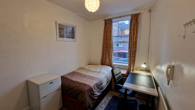 Double Room in 5 Bed House Close to City CV1 Main Photo