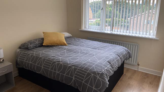 Furnished room available Main Photo