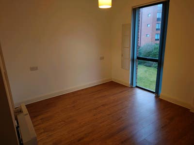 Double room with en-suite, unfurnished Main Photo