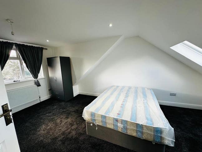 Ensuite rooms available now, Garden House. Maple R Main Photo