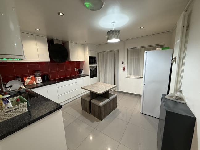 Spacious Spaced House Main Photo