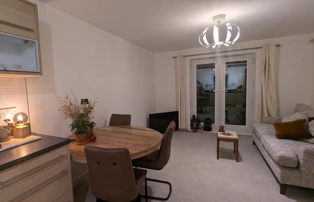 Double room in a recently furnished home Main Photo