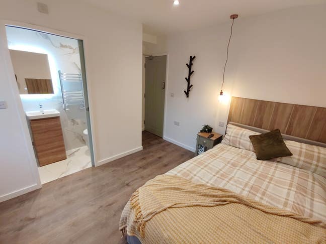 Available NOW Modern Ensuite double room Main Photo