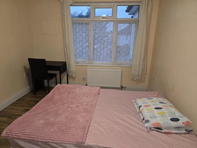 Spacious double room in shared house Main Photo