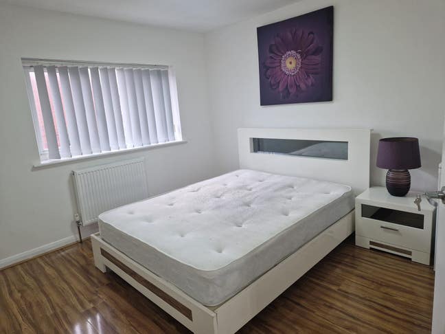 3 bedrooms house to rent (share)  Main Photo