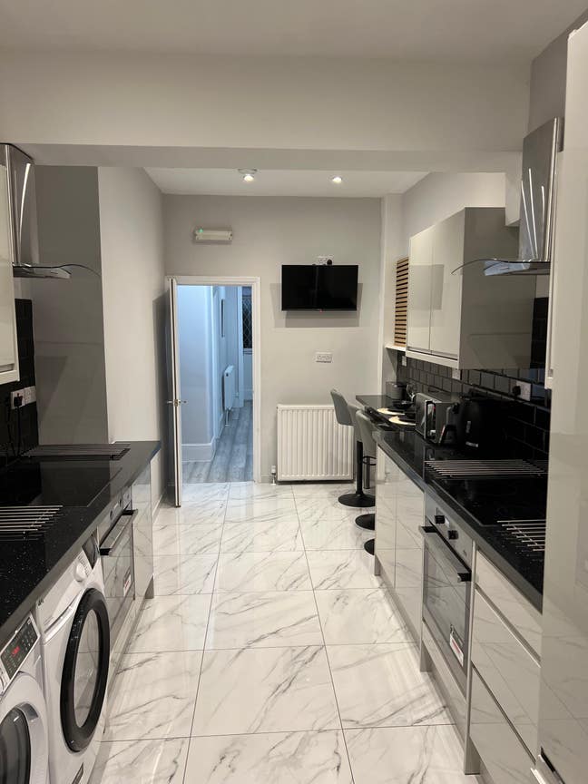 *Luxury Newly  Refurbished Double En-suite Room * Main Photo