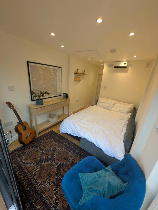 SW11 MON-FRI: Cosy self contained ensuite room Main Photo
