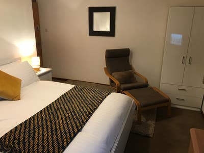 Large serviced double room Main Photo