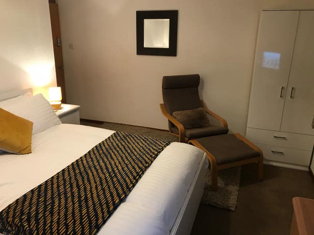 Large serviced double room Main Photo
