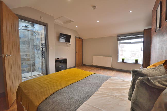 Extra spacious en-suite room!!! Main Photo