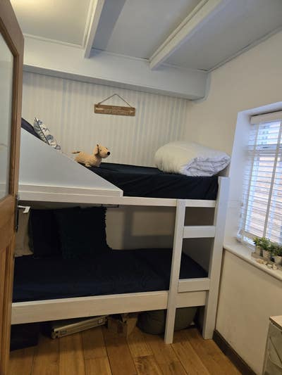 Small single room to rent in family home. Main Photo