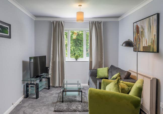 Modern 1BR Flat Near Gatwick & Town w/Free Parking Main Photo