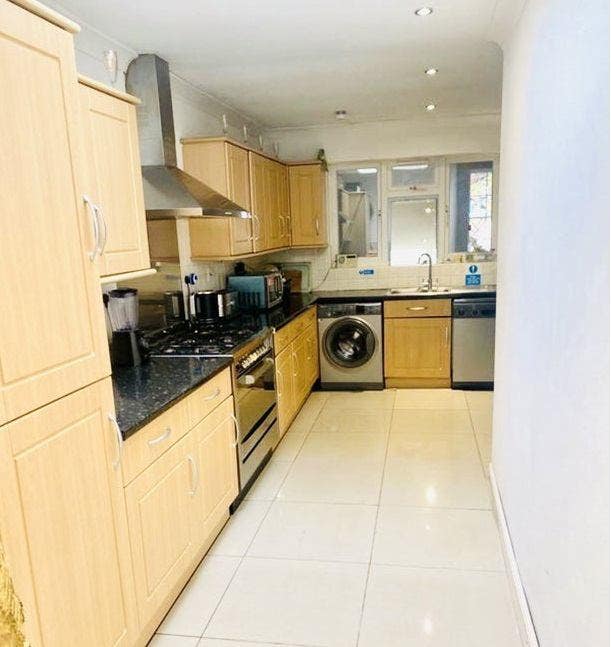 Small single room In Sandhurst  Main Photo