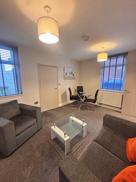 Local to town centre - Large En-Suite Rooms  Main Photo