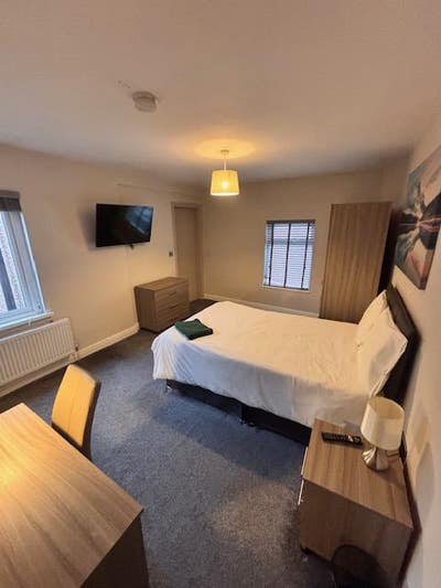 Local to town centre - Large En-Suite Rooms  Main Photo
