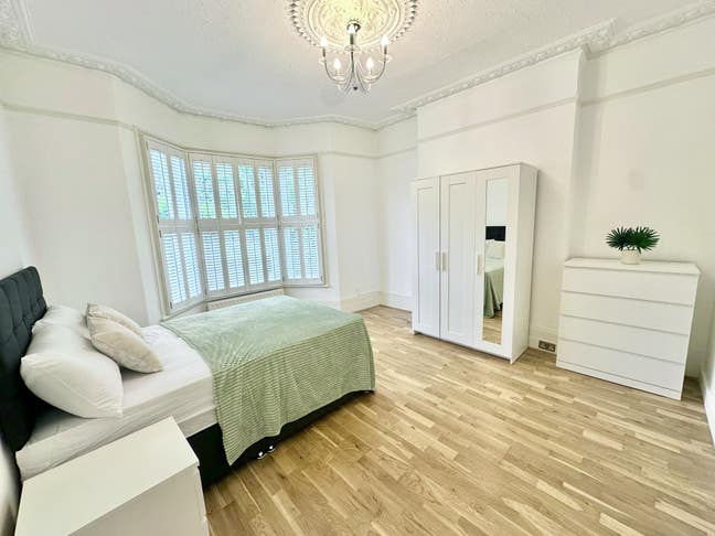 ✨ Cozy Room in a Luxury Home - CLOSE TO ESCP 🏡 Main Photo