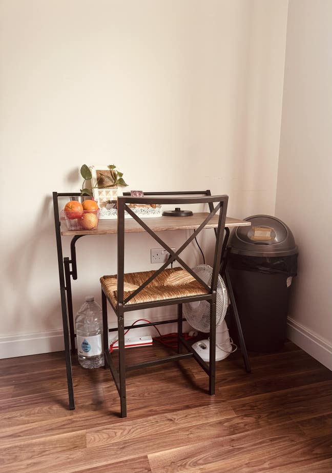 Surbiton £875 Double bedroom with work table/chair Main Photo