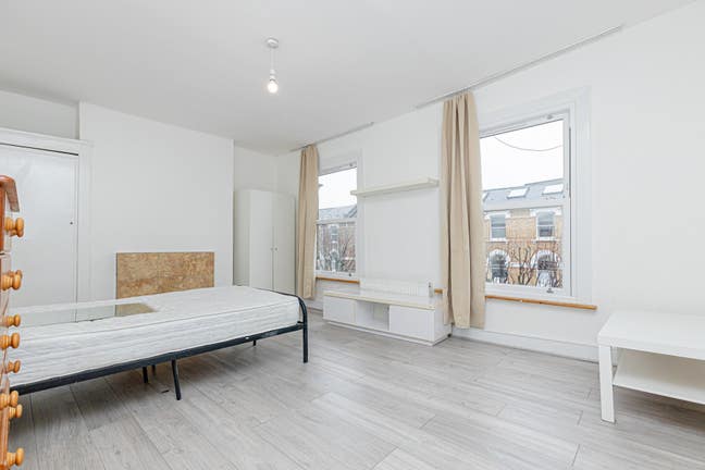 Split level 2 double bedroom flat in N4  Main Photo