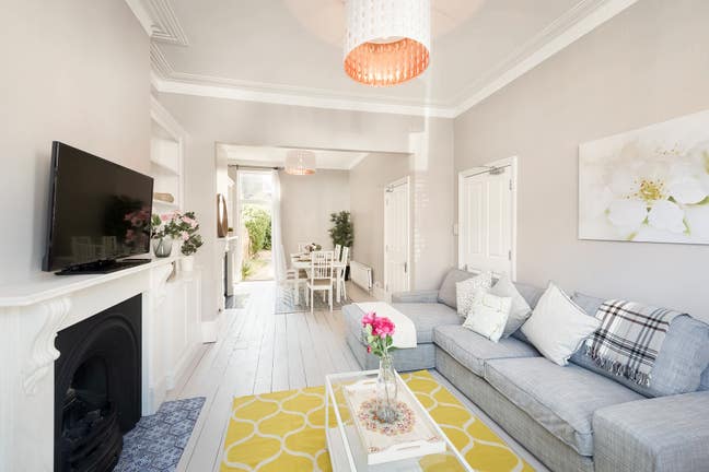 Stunning double in a Beautiful Home! Main Photo