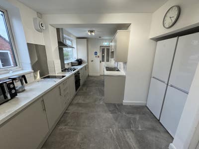 The whole top floor, ensuite with dressing table   Main Photo