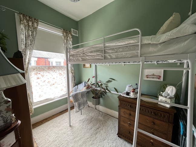 Cosy quiet room in leafy location close to city Main Photo