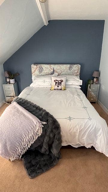 Spacious Double Room with Private Bathroom Main Photo