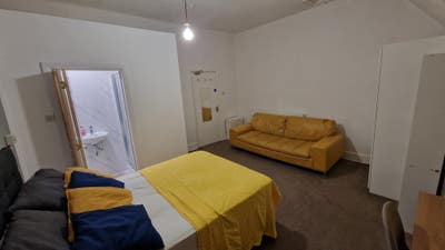 Large Double Bedrooms - in a quiet Victorian house Main Photo