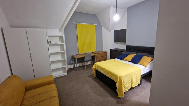 Large Double Bedroom - in a quiet Victorian house Main Photo