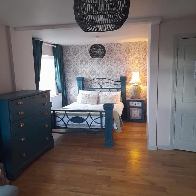 Extra large double room sunny aspect all inc. Main Photo