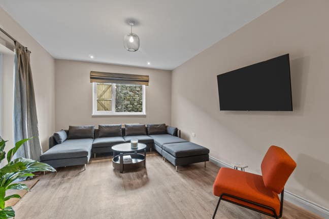 ✨Spacious Mezzanine Room!✨ Main Photo