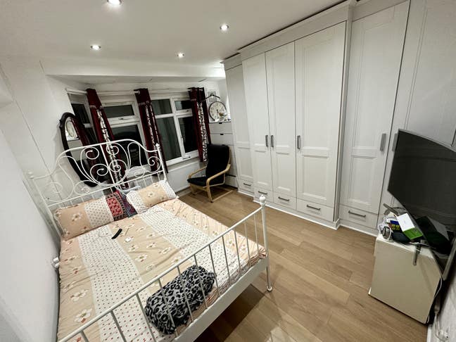 Double Bedroom with 2 People in the property  Main Photo