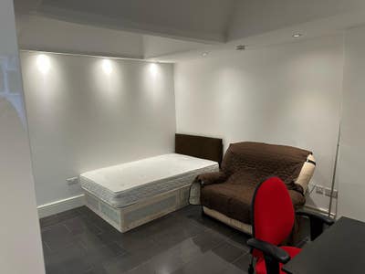 1 Bedroom Luxury Studio - Furnished - Greenford Main Photo