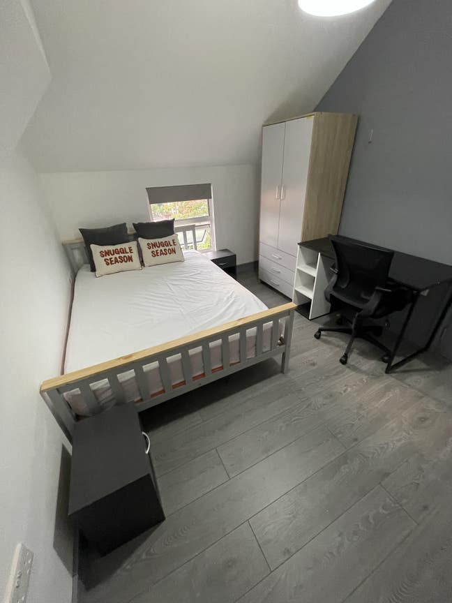 Double ensuite fit for a professional  Main Photo