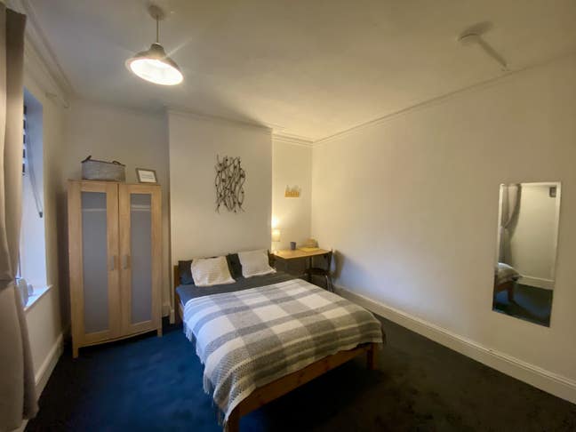 Large double bedroom in a very spacious house Main Photo