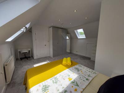 Spacious loft room with Ensuite - Couples welcome Main Photo