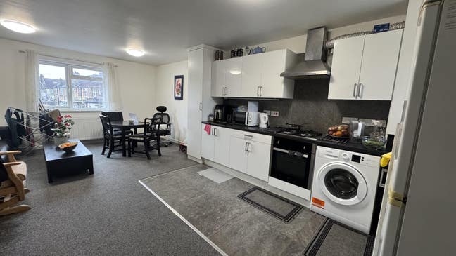 Cozy Room in Friendly, Social Home  Main Photo