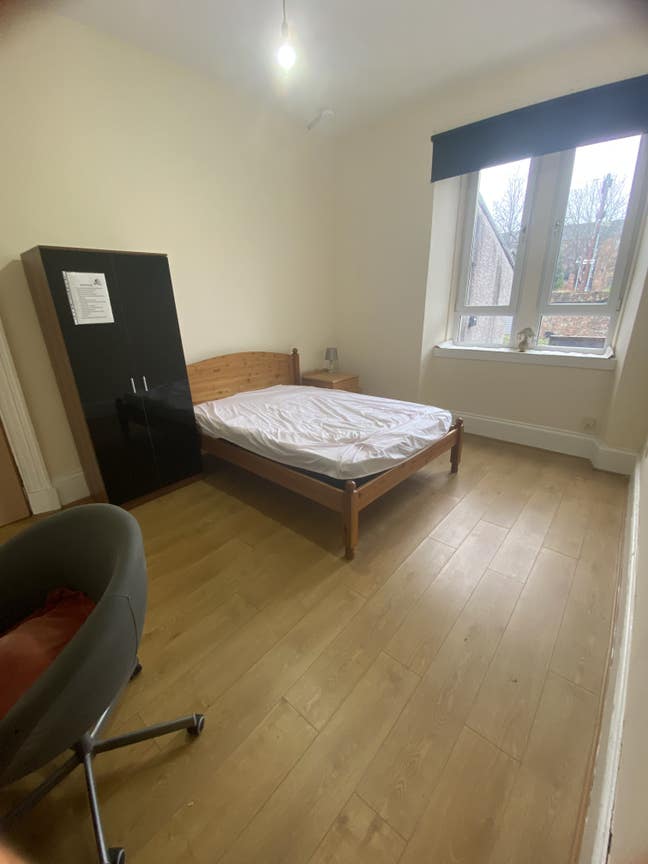 ** 1 room for rent ** Main Photo