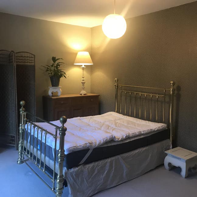 Beautiful en-suite room overlooking Chalice HIll  Main Photo