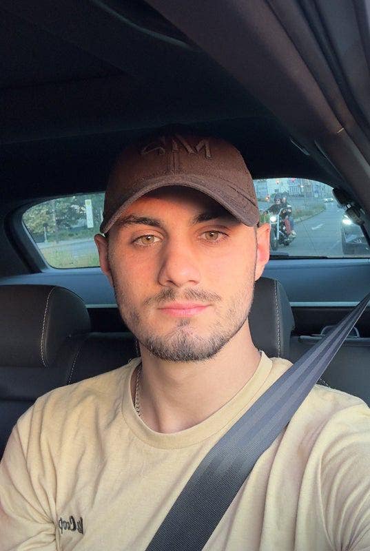 Professional seeks single/double room OR flat Main Photo