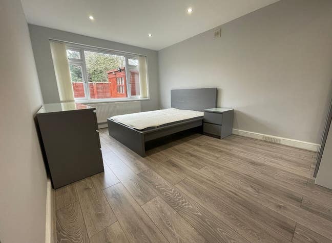 Large double bedroom in refurbished flat. Northolt Main Photo