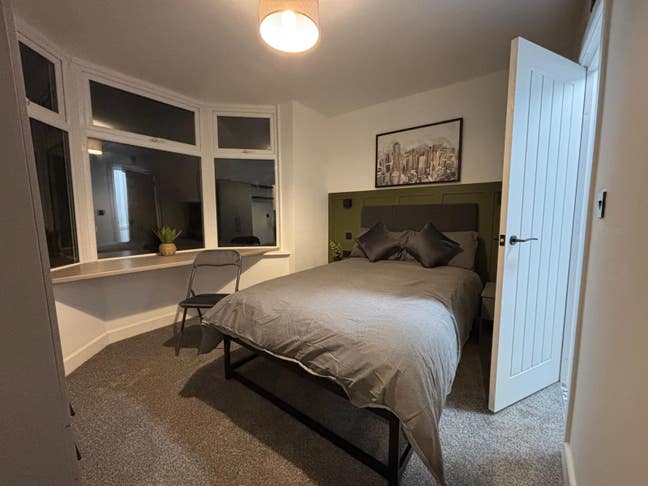    Brand-new  En-suite  rooms  at Pendower  Street
 Main Photo