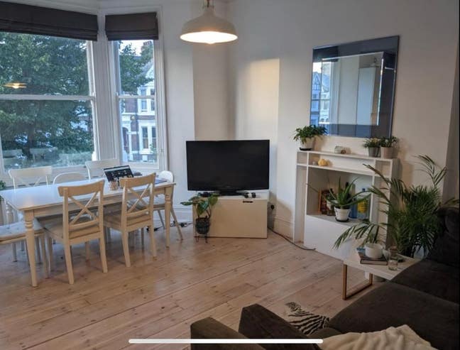 Large room with ensuite in friendly flatshare Main Photo