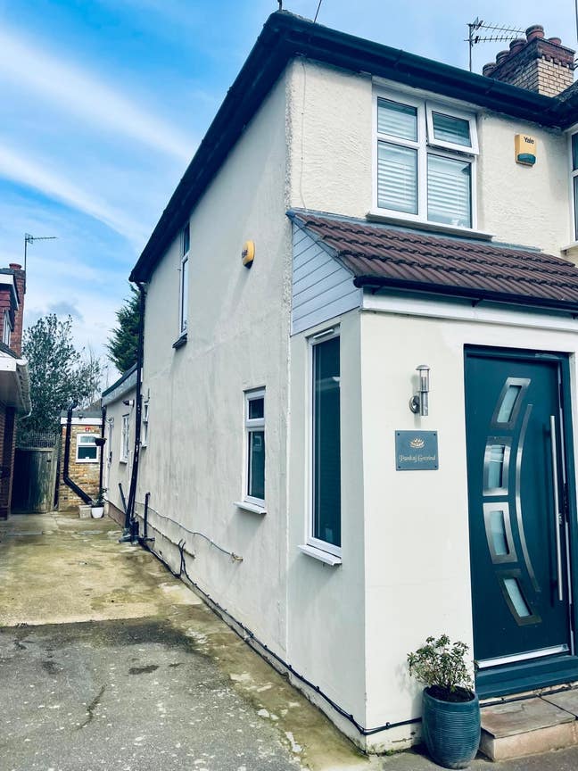 Studio with en-suite, private kitchen & utility  Main Photo